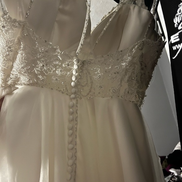 Brand new wedding dress with tags - Picture 4 of 4